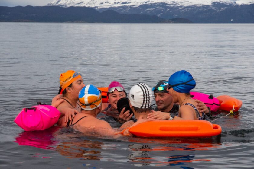 Nadadores de fueguinos recibieron el invierno sumergiéndose en el Canal Beagle