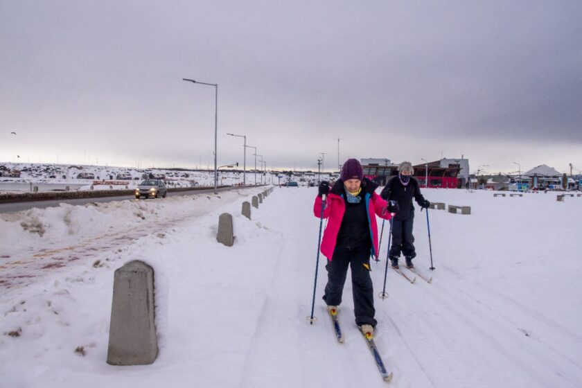 Esquí urbano: en Ushuaia acondicionan pistas para esquiar en pleno centro de la ciudad