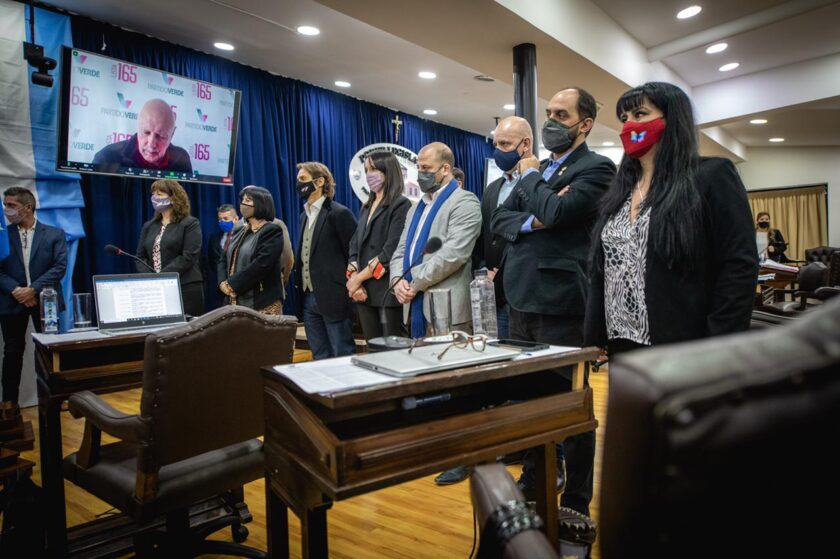 La Legislatura aprobó el cambio de horario bancario y prohibió la salmonicultura