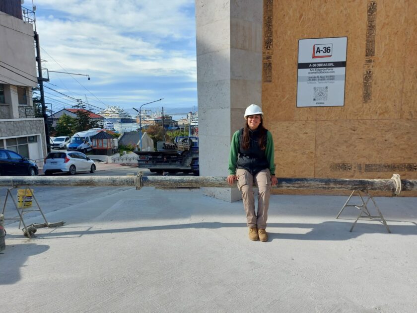 Valentina, la profesional de 22 años al frente de la dirección de una obra en pleno centro de Ushuaia