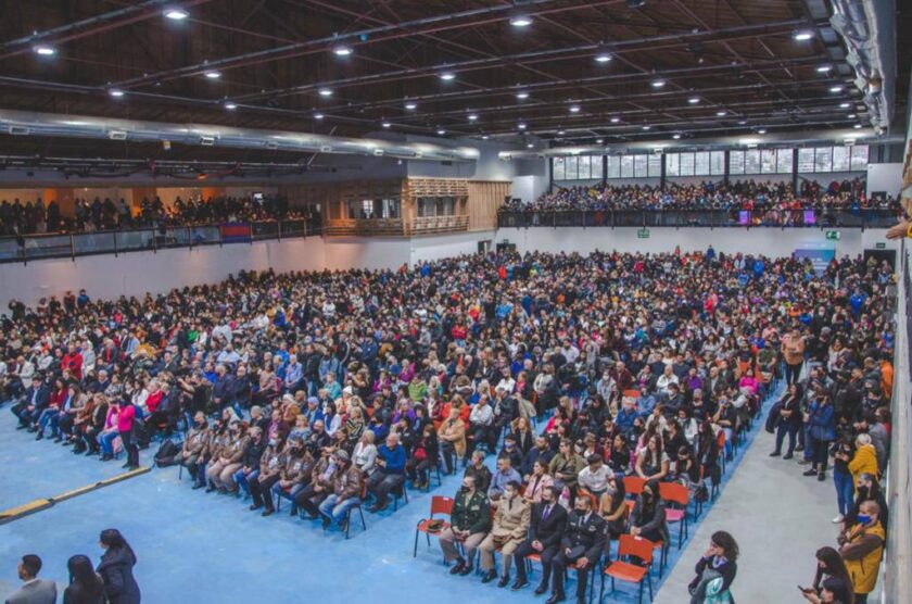 Vuoto relanzó su gestión de cara a las elecciones estatuyentes con un acto masivo en el Polideportivo