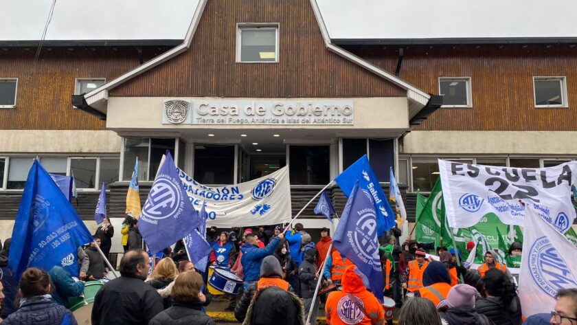 Marcha de gremios: Estatales contra Melella por la OSEF