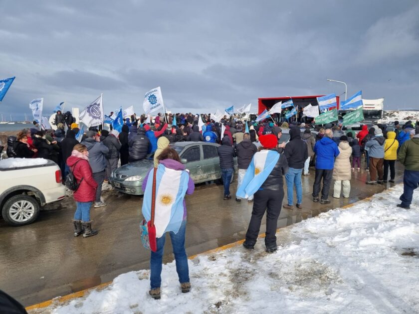 TODOS CON CRISTINA. Miles de fueguinos desafiaron el frío y la nieve para marchar en apoyo a Cristina
