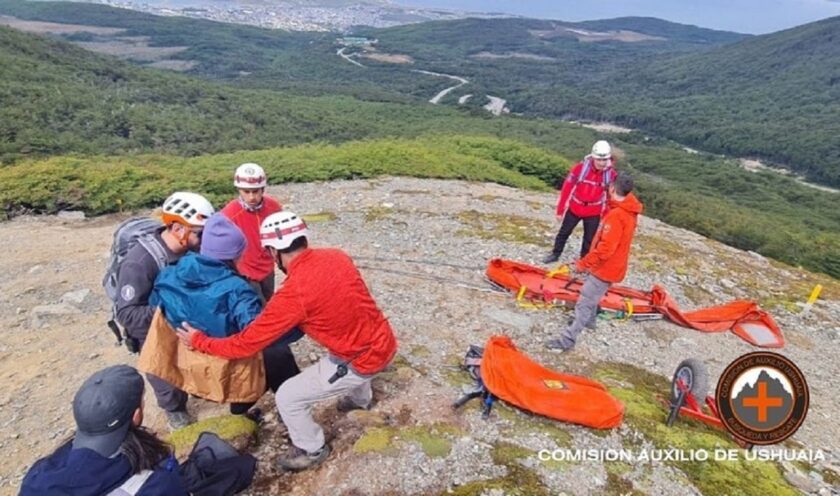 COMISIÓN DE AUXILIO. Evacuaron a una persona lesionada en la senda del Glaciar Martial