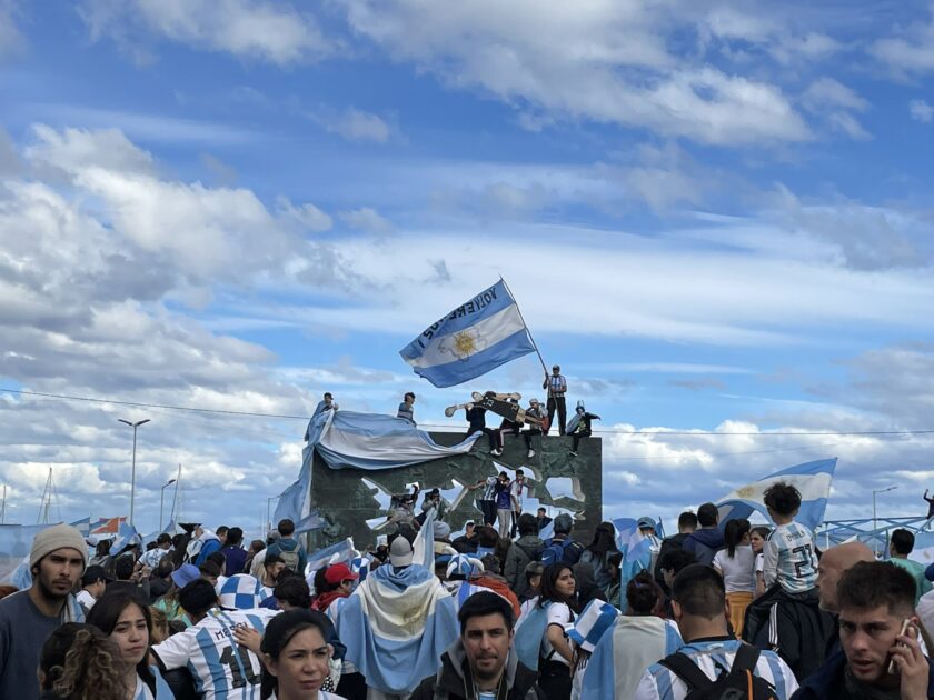 FESTEJO ACCIDENTADO. Un joven debió ser trasladado al hospital tras caer del Monumento a Malvinas 1 Ushuaia festejos 2