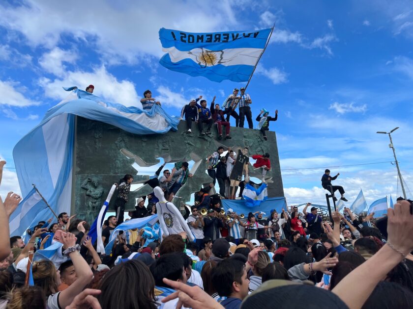 FESTEJO ACCIDENTADO. Un joven debió ser trasladado al hospital tras caer del Monumento a Malvinas