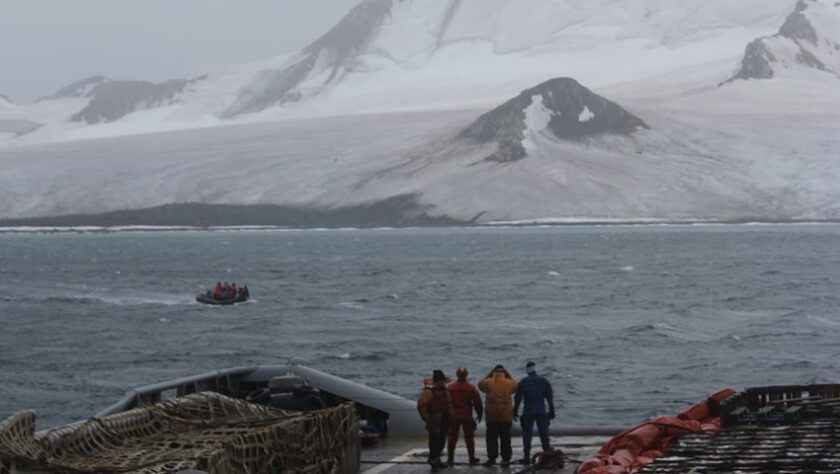 SE RECUPERAN. Llegaron a Ushuaia las remeras rescatadas en Orcadas