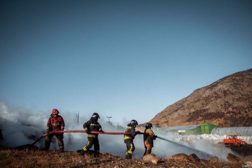 USHUAIA. Está sofocado el incendio en el acopio de neumáticos