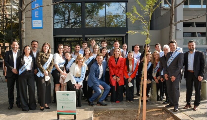 JORNADA FEDERAL. La Universidad Siglo 21 realiza una nueva edición del «Árbol de la Convivencia»