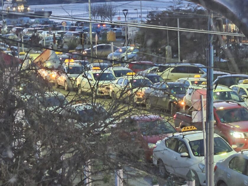 PROTESTA DE TAXIS. Caos de tránsito por taxistas que reclaman contra UBER en Ushuaia