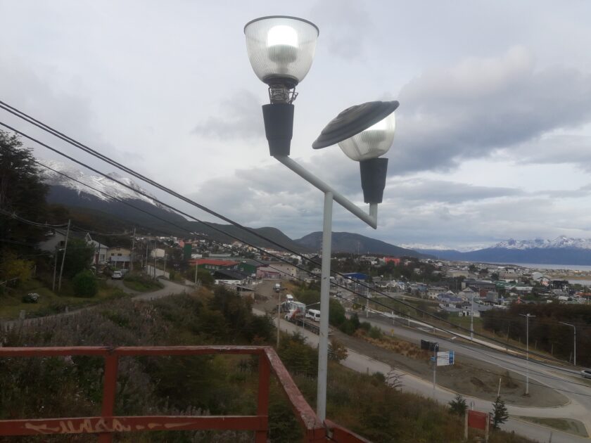 PLUMAS INVITADAS. Ushuaia y sus desmadejados escalones (Por Alejandro Rojo Vivot)