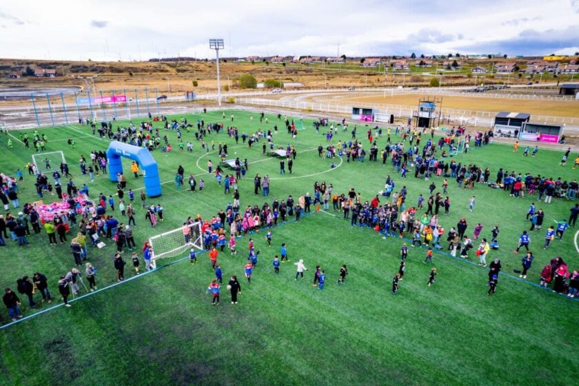 FÚTBOL DE CANCHA ABIERTA. La Municipalidad reabrió la cancha del polideportivo.