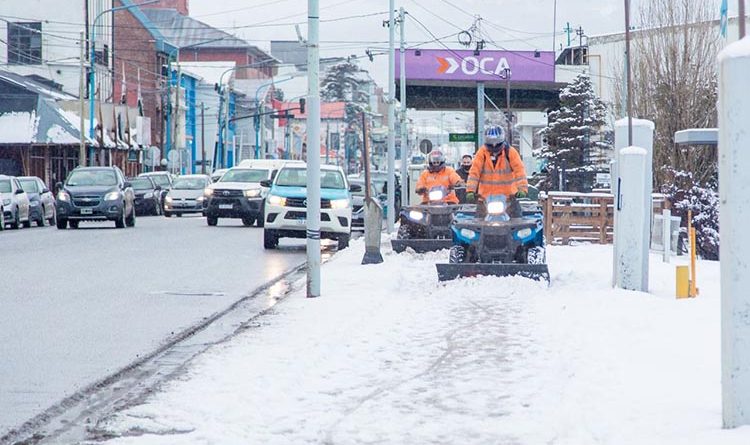 OPERATIVO INVIERNO. El municipio trabaja con nuevos equipos para calles y veredas