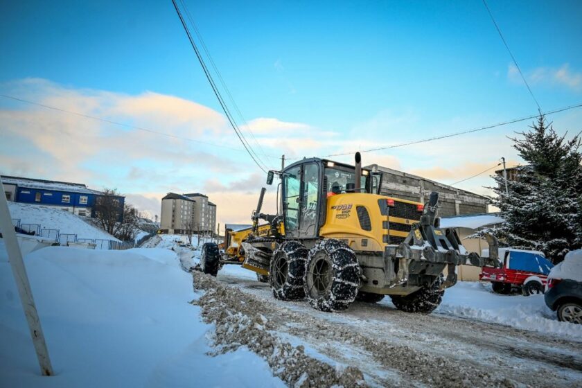 TRABAJO EN LAS CALLES. Ushuaia enfrenta el desafío del invierno con el operativo municipal