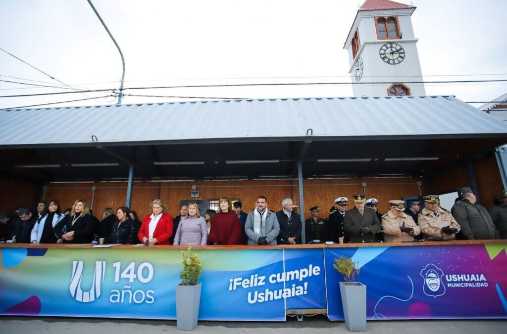 Multitudinario desfile por los 140 años de Ushuaia