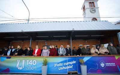 Multitudinario desfile por los 140 años de Ushuaia