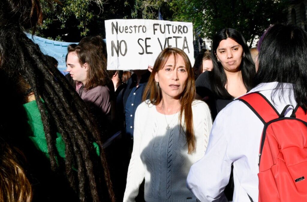 «Marchamos por los sueños de millones de estudiantes y contra quienes prefieren un pueblo ignorante», afirmó Cristina López