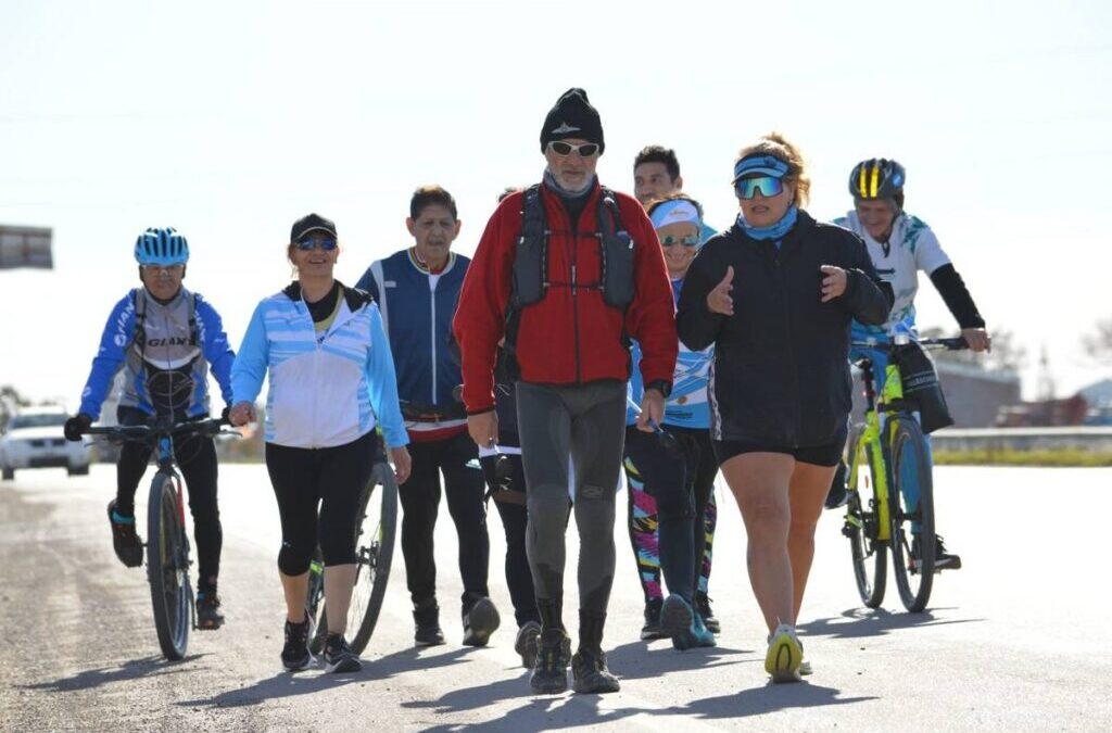 Avanza la travesía a pie para homenajear en Ushuaia a los héroes del ARA San Juan