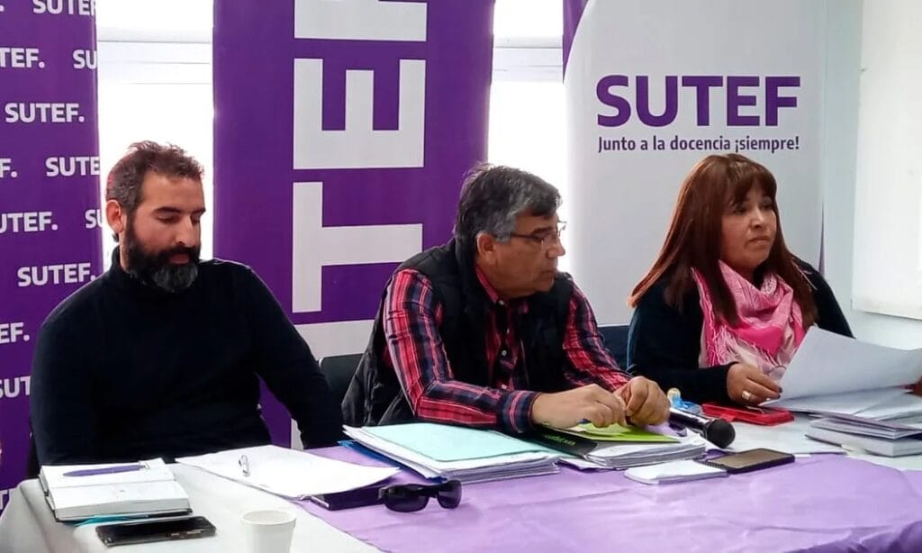 Plebiscito resuelve desplazar a la planta política contratada por el SUTEF