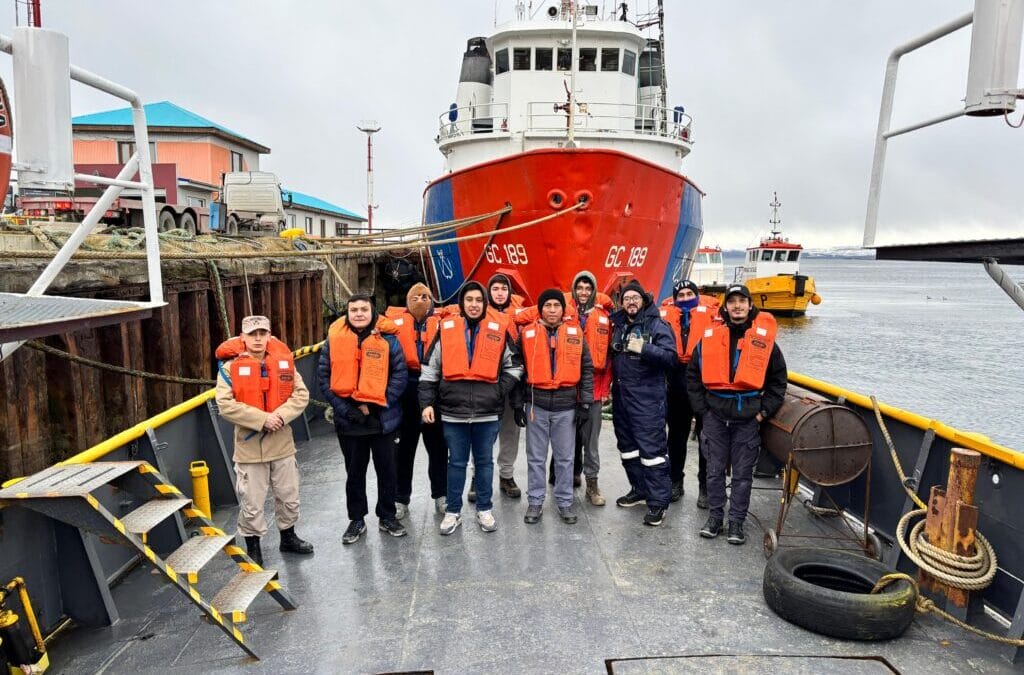 Alumnos realizaron ejercicios de rescate y emergencias a bordo