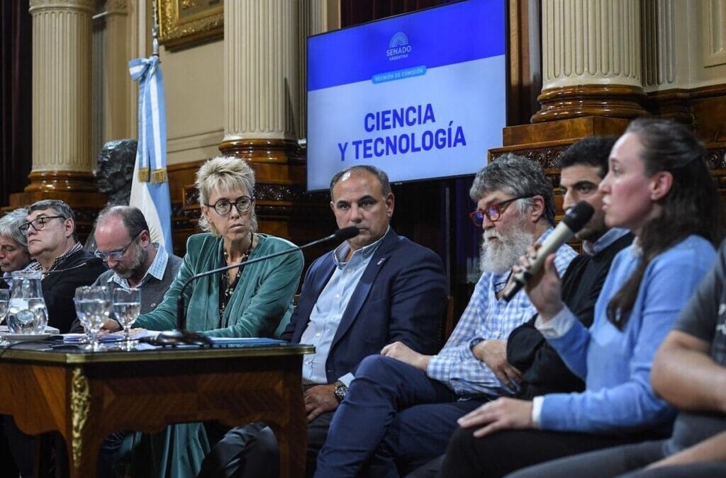 Schiavini advierte sobre el impacto de la cría de salmónidos en jaulas  