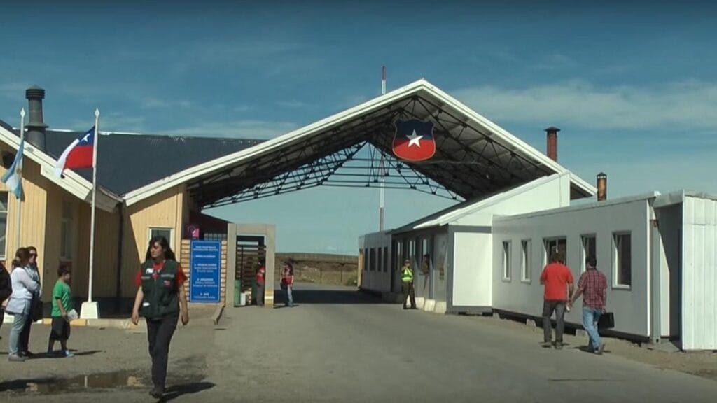 Retienen a argentino en la frontera con Chile y le exigen multa millonaria