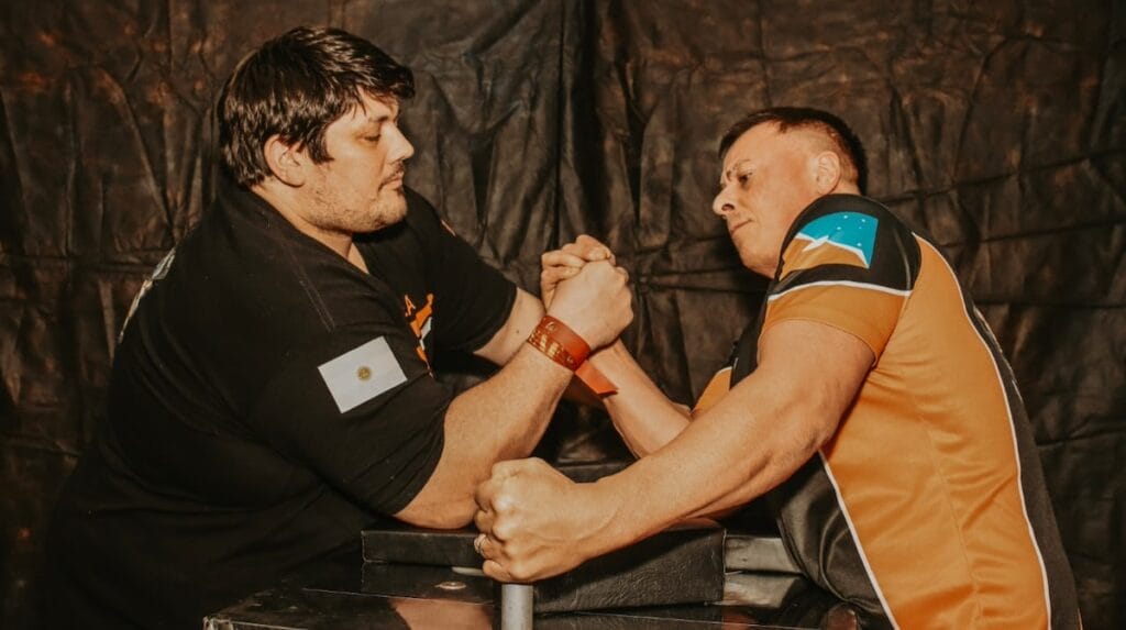 Lucha de Brazos: disciplina, torneos y una comunidad en crecimiento