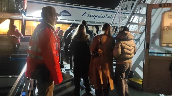 Prefectura remolcó un catamarán con 27 personas a bordo