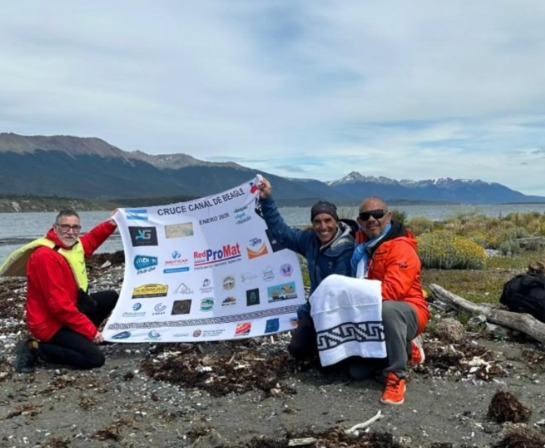 Marcelo Stancanelli hizo historia al completar el doble cruce a nado del Canal Beagle