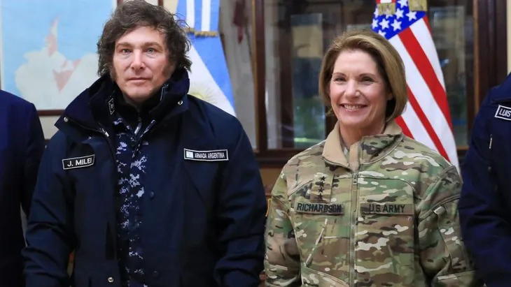 Delegación de senadores e integrantes de la Embajada de los EE.UU visitó el puerto de Ushuaia en medio de la intervención