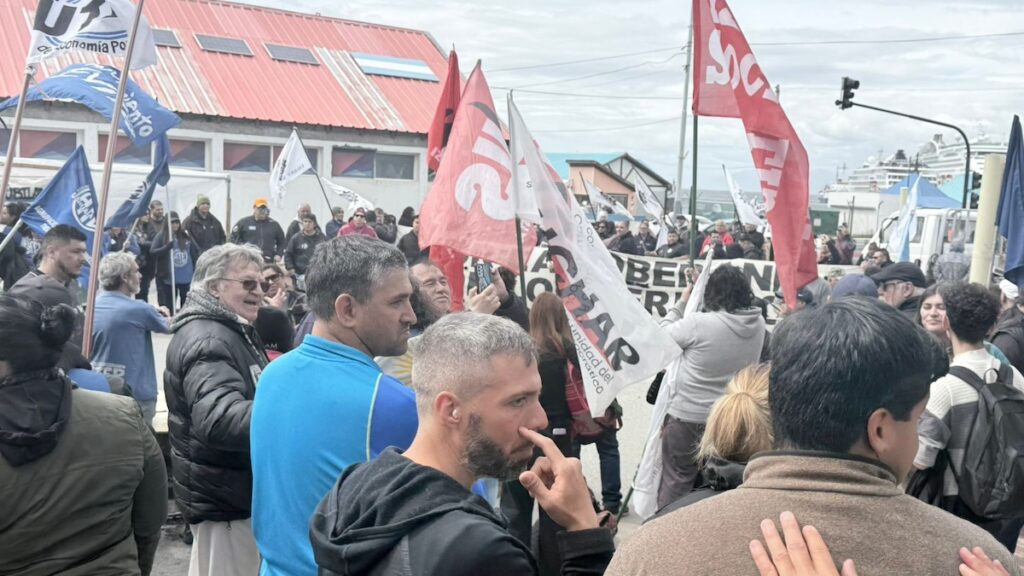 Empleados y sindicatos protestaron frente al muelle de Ushuaia