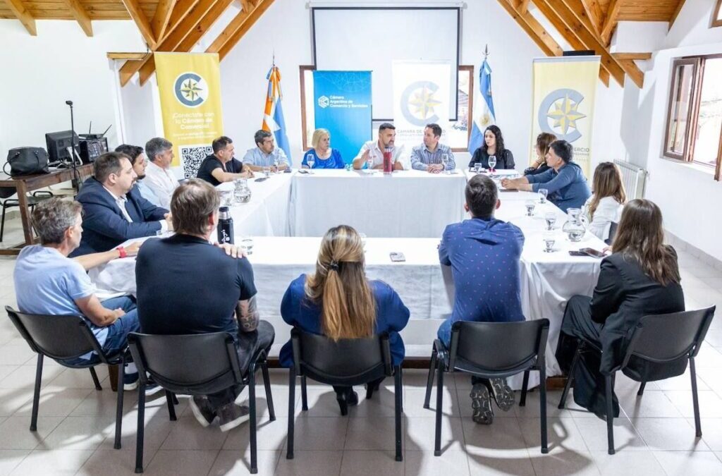 Comerciantes plantearon modernizar el estacionamiento medido