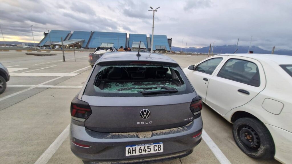 Fuertes ráfagas de viento provocaron destrozos en viviendas, caída de árboles y daños en vehículos 1 WhatsApp Image 2026 04 13 at 11.37.07