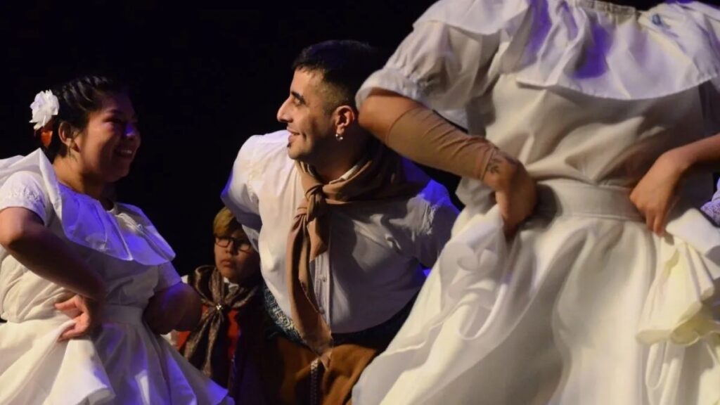 Música, danza y tradición en una nueva peña patria del Virginia Choquintel