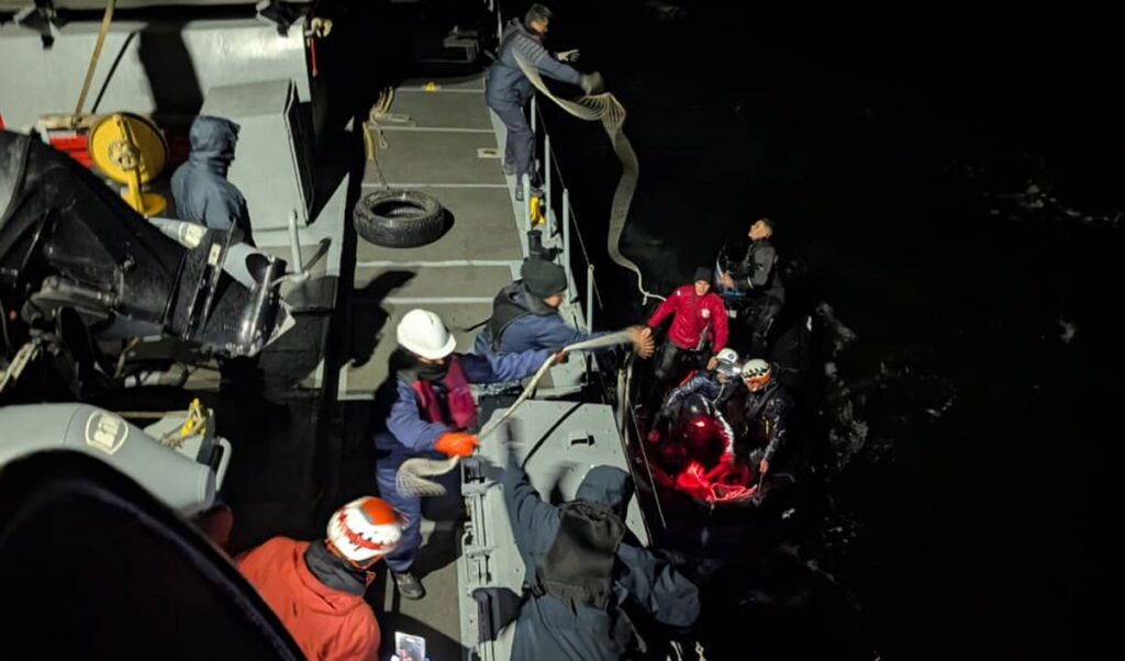 Exitoso rescate nocturno de la Armada en península Mitre 