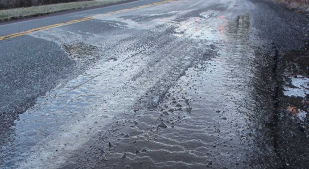 Precaución en la Ruta 3 por la persistencia de hielo negro y nieve compactada