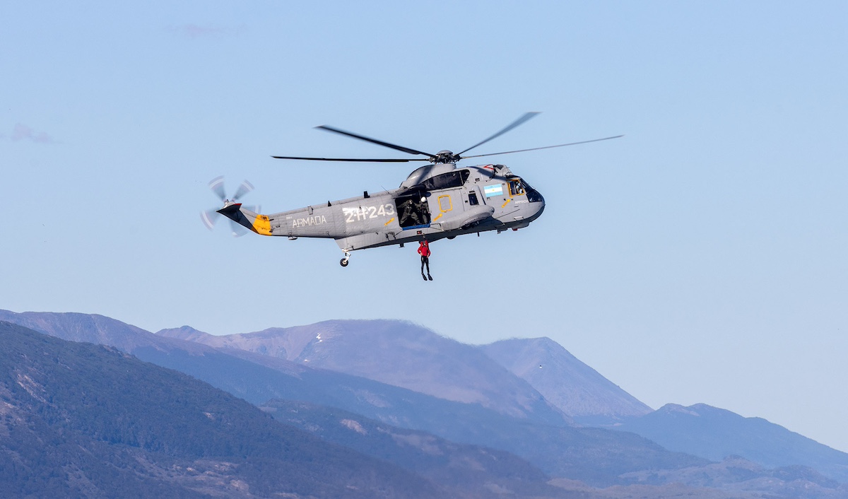 La Armada desplegó un amplio operativo aeronaval